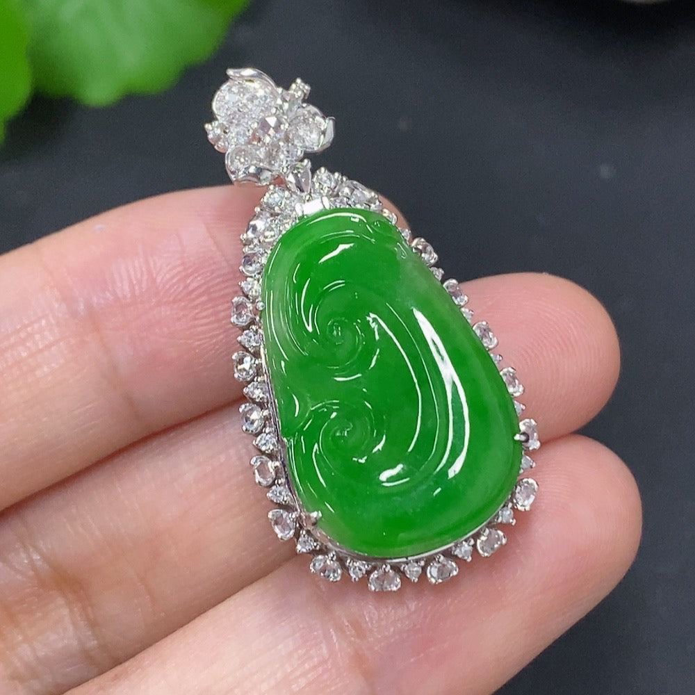 Jadeite Ruyi Pendant in 18K Gold (with Diamond Accents)