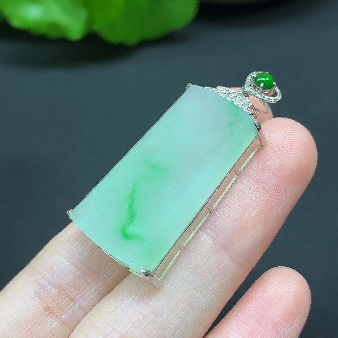 Jadeite Plain Pendant Necklace 18k with Diamond Side Stones