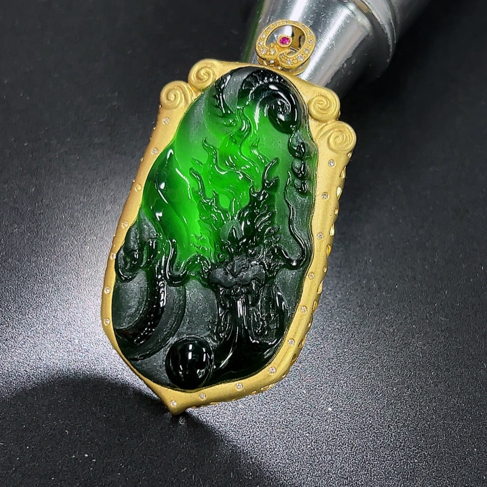 Jadeite Dragon Pendant with 18K Gold (Set with Colorless Diamonds)