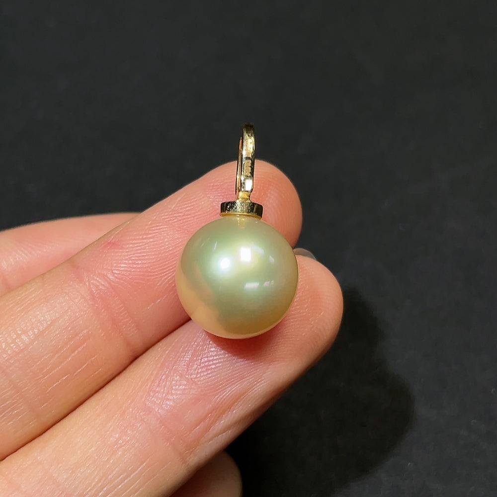 Seawater pearl pendant with diamonds in 18K gold, approximately 12.4mm, weight 3.47g, from HKHQ.