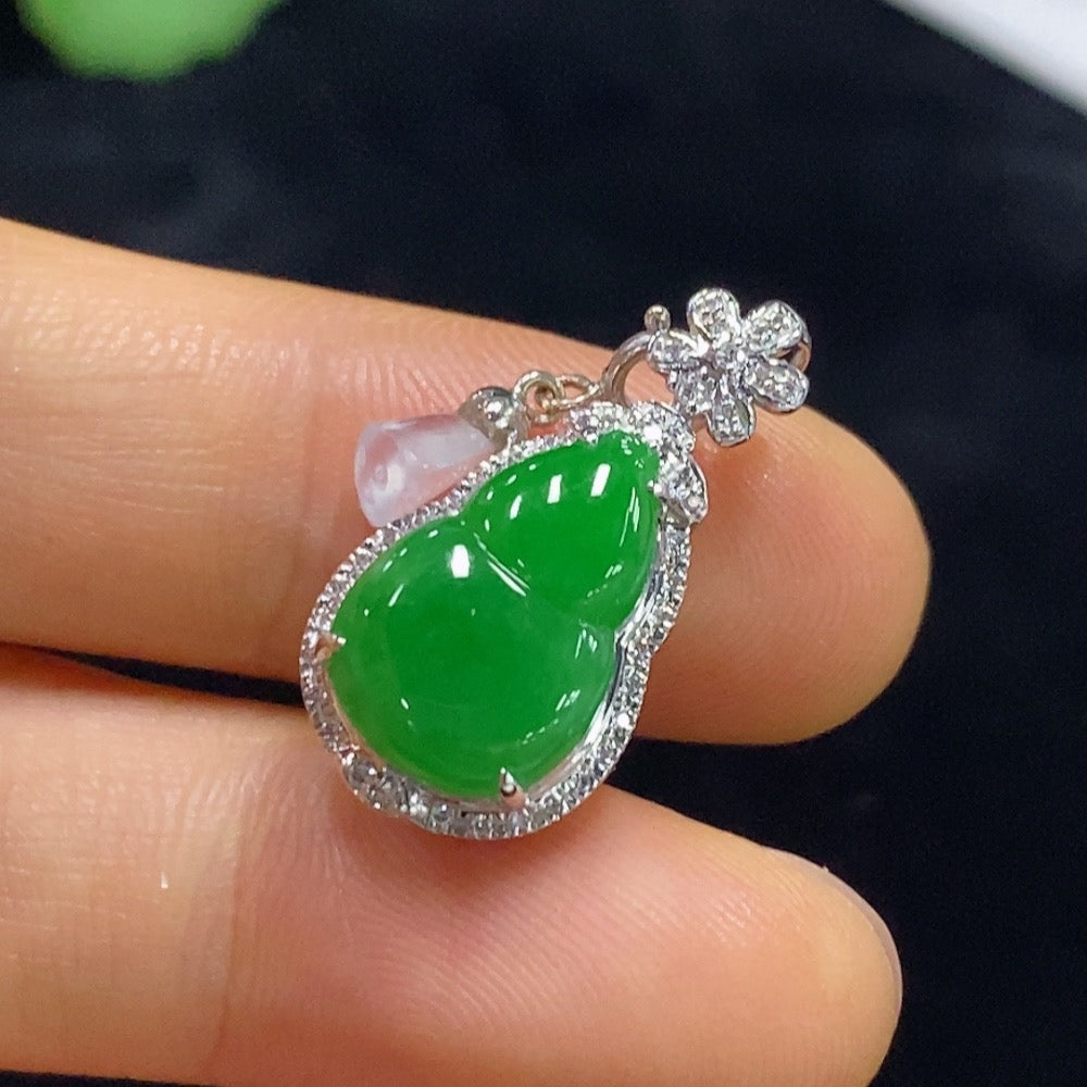 Jadeite gourd inlaid pendant 18k with diamond, total weight about 2.4g