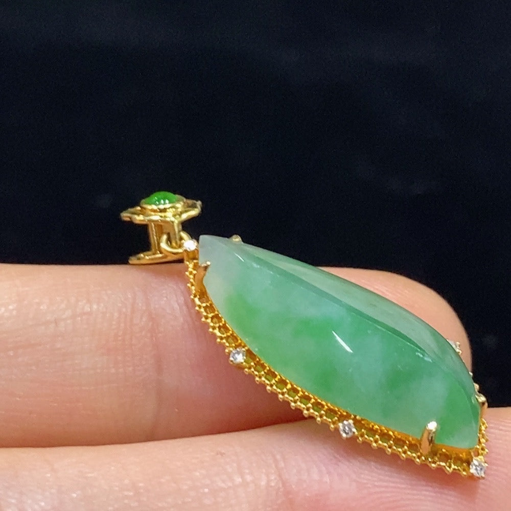 Jadeite Pendant with 18K Gold Setting Total Weight Approx. 2.6g