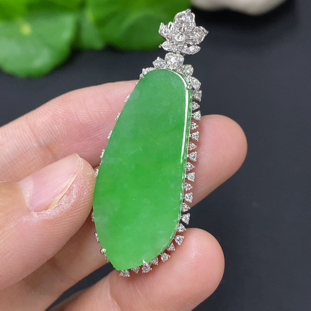 Jadeite inlaid pendant with 18K gold setting, crafted by HKHQ, showcasing a smooth jade surface and elegant gold details.