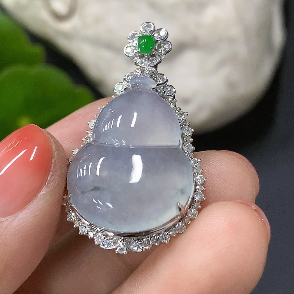 Jadeite Gourd Pendant with 18K Gold Inlay, Total Weight Approx. 4.9g