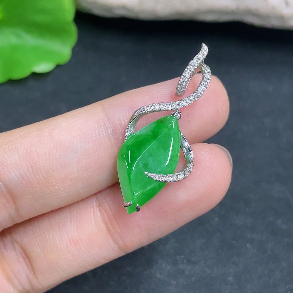 Jadeite Pendant 18K Gold with Diamond Accent