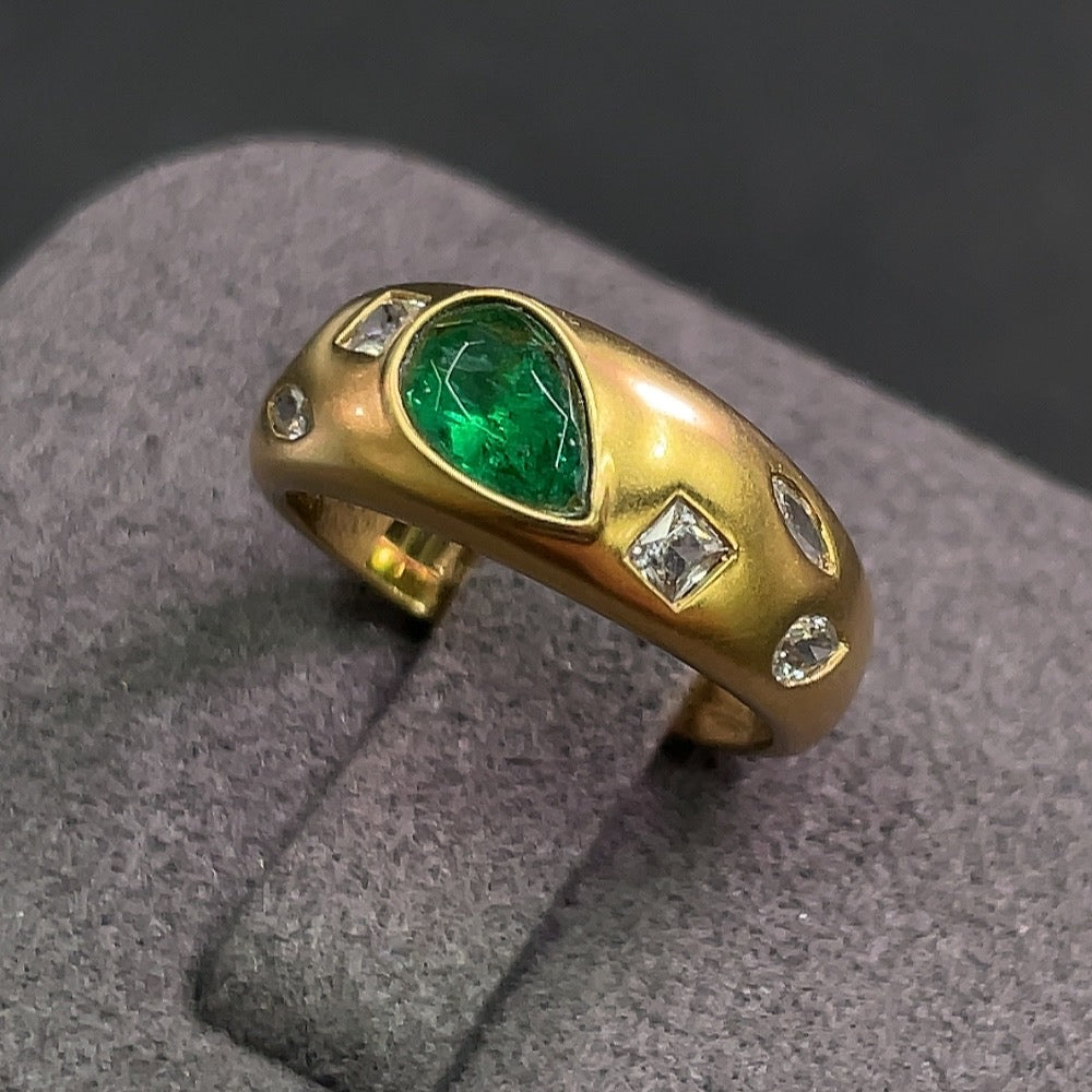 18K gold emerald ring with untested supporting stones, approximately 3.74g, size 5