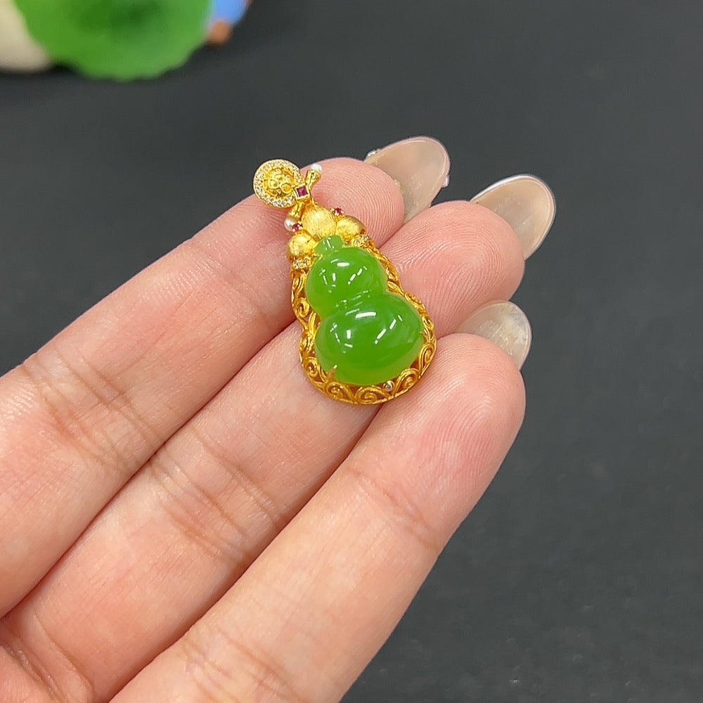 Hetian jade jasper inlaid gourd pendant with 18k non-diamond setting, weighing approximately 3.5g, crafted by HKHQ.