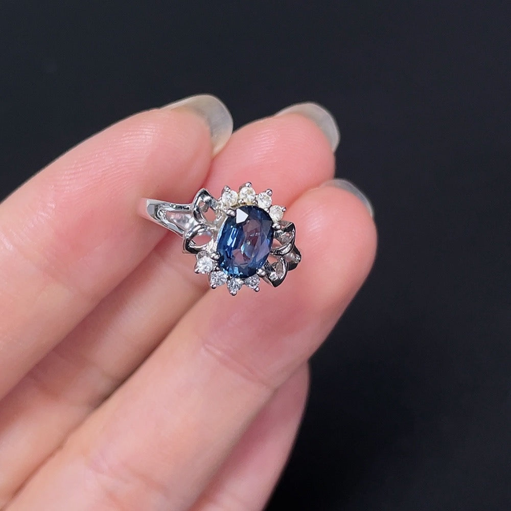 18k gold sapphire inlaid ring with detailed craftsmanship, size 14, from HKHQ, featuring a delicate design and vibrant gemstone accents.