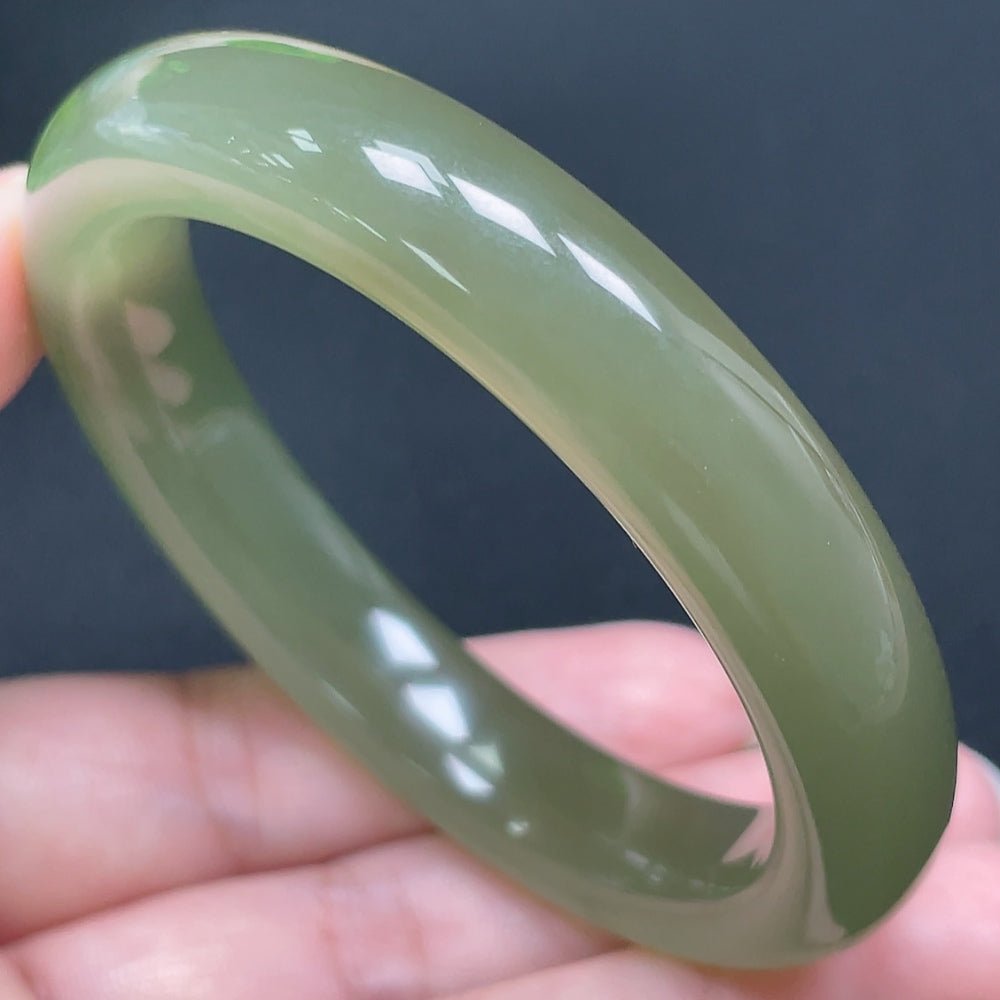 HKHQ Hetian Jade round bracelet, 53.2mm diameter, weighing approximately 43.87g, showcasing smooth jade beads.
