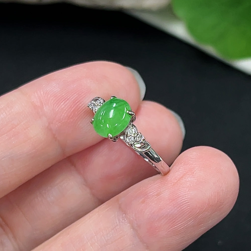 Jadeite inlaid ring in 18K gold with diamond accents