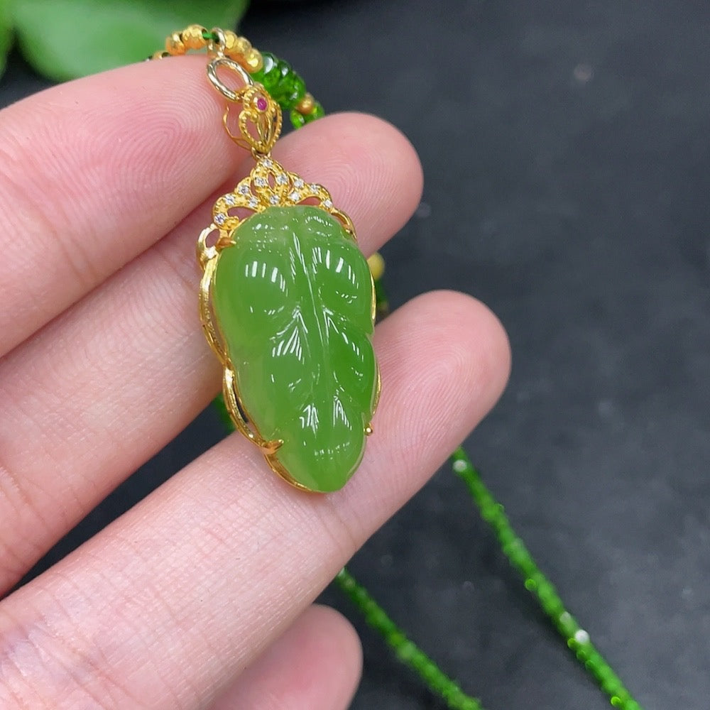 Hetian Jade Jasper Inlaid Pendant Leaf with Non-Hetian Jade Beads Non-Diamond Marked in Red Non-Gold Color Part Uncertain Rest 18k Gold Total Weight Approx. (Including Chain) 6.7g
