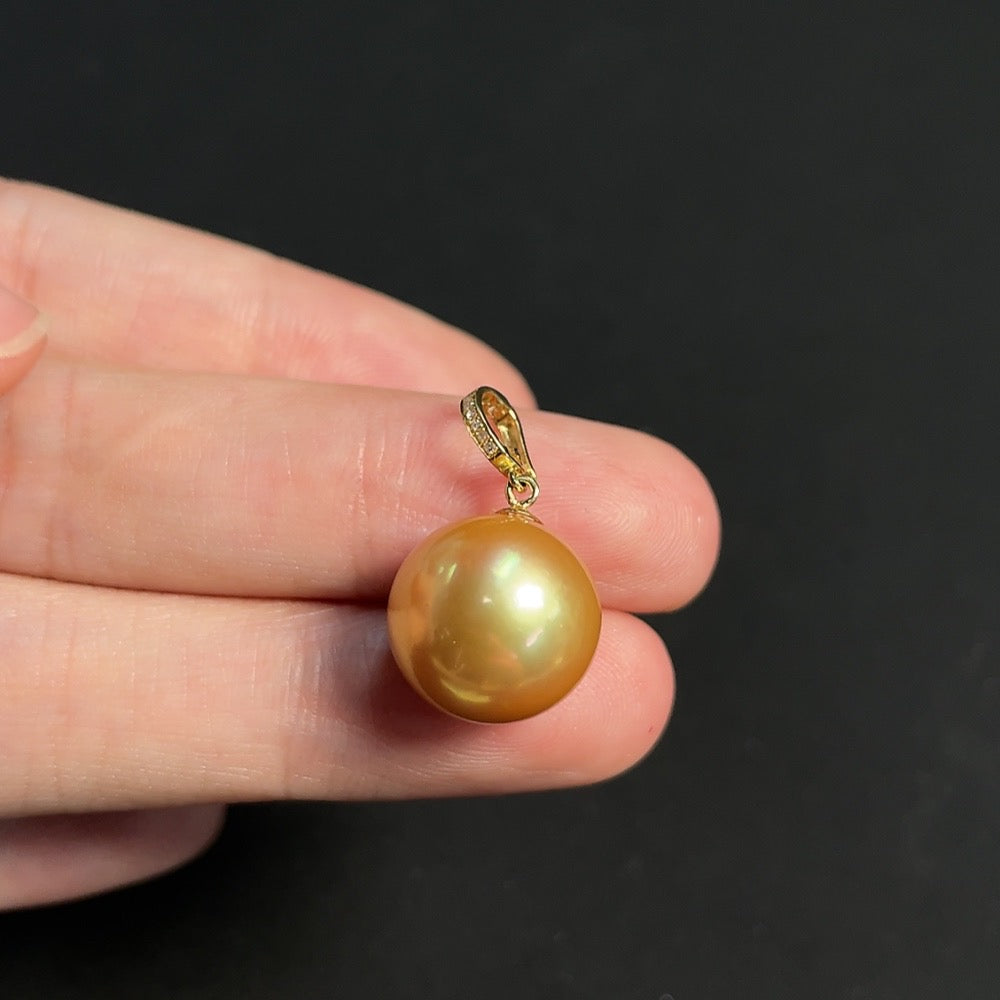 Seawater Pearl Pendant with 18K Gold, Approximately 13mm, Total Weight About 3.30g, Accented with Diamonds