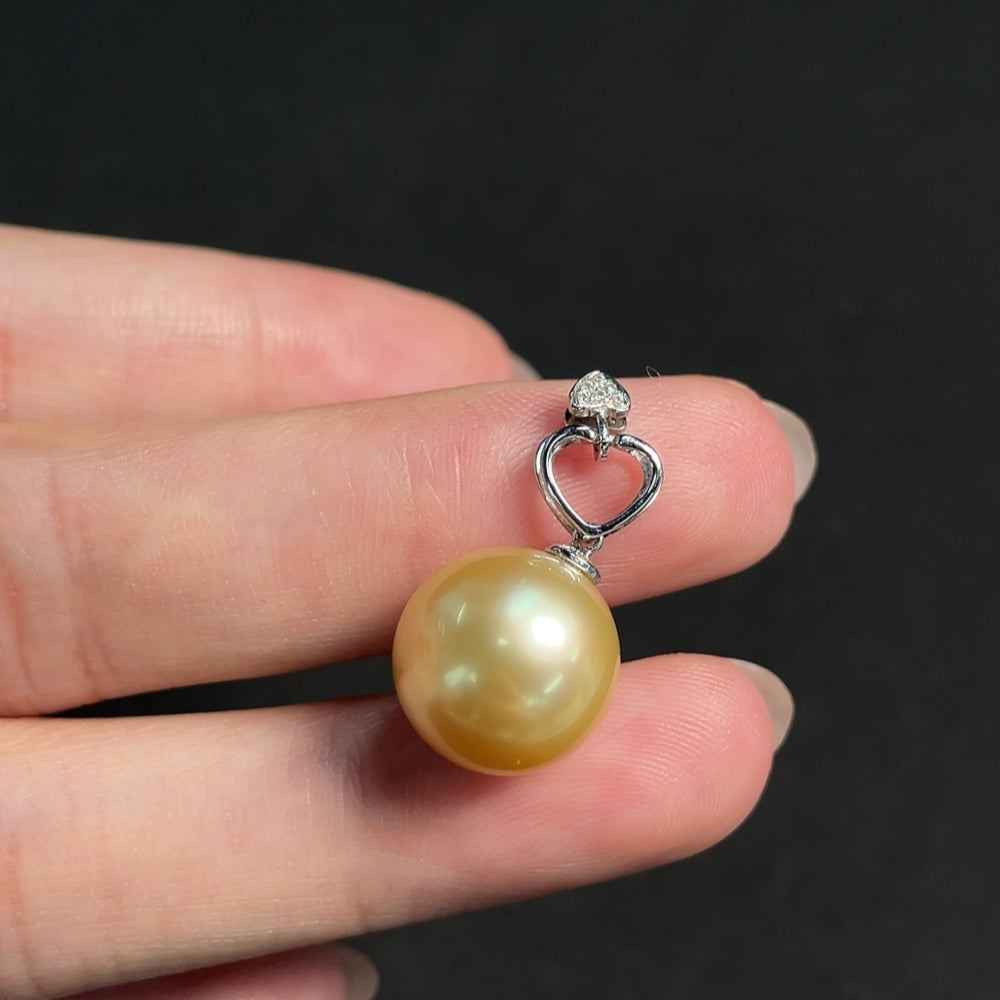 Seawater pearl pendant with 18K gold setting from HKHQ, featuring a 12.4mm pearl and a weight of 3.42g.