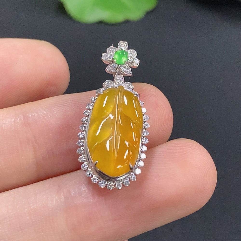 Jadeite Leaf Inlaid Pendant 18K Gold (Non-Diamond)