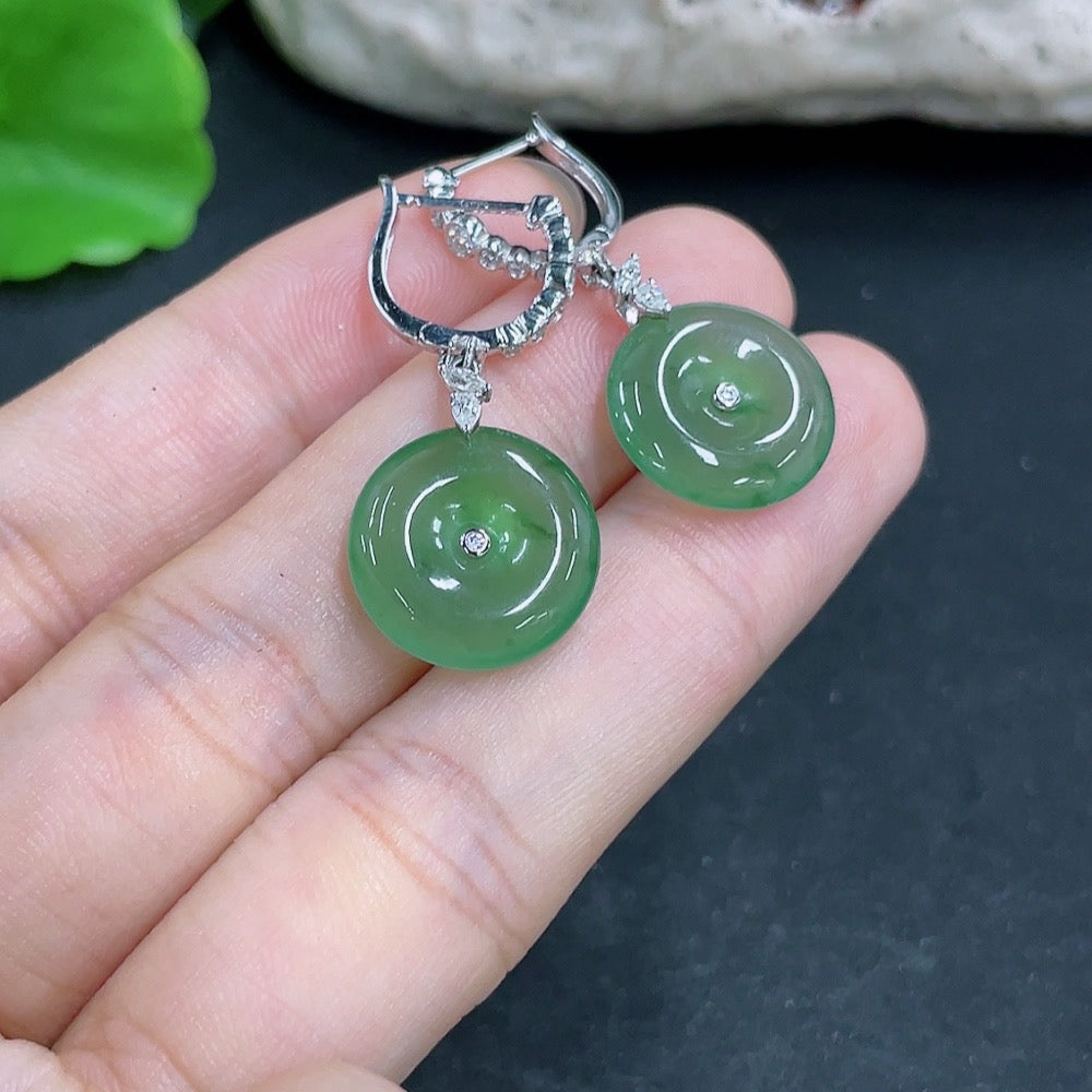 HKHQ Jadeite Peace Knot earrings featuring inlaid jadeite stones, 18k gold, with a total weight of approximately 5.14g.