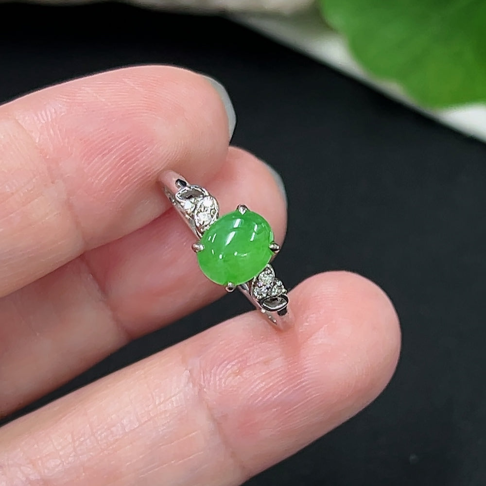 Jadeite inlaid ring in 18K gold with diamond accents