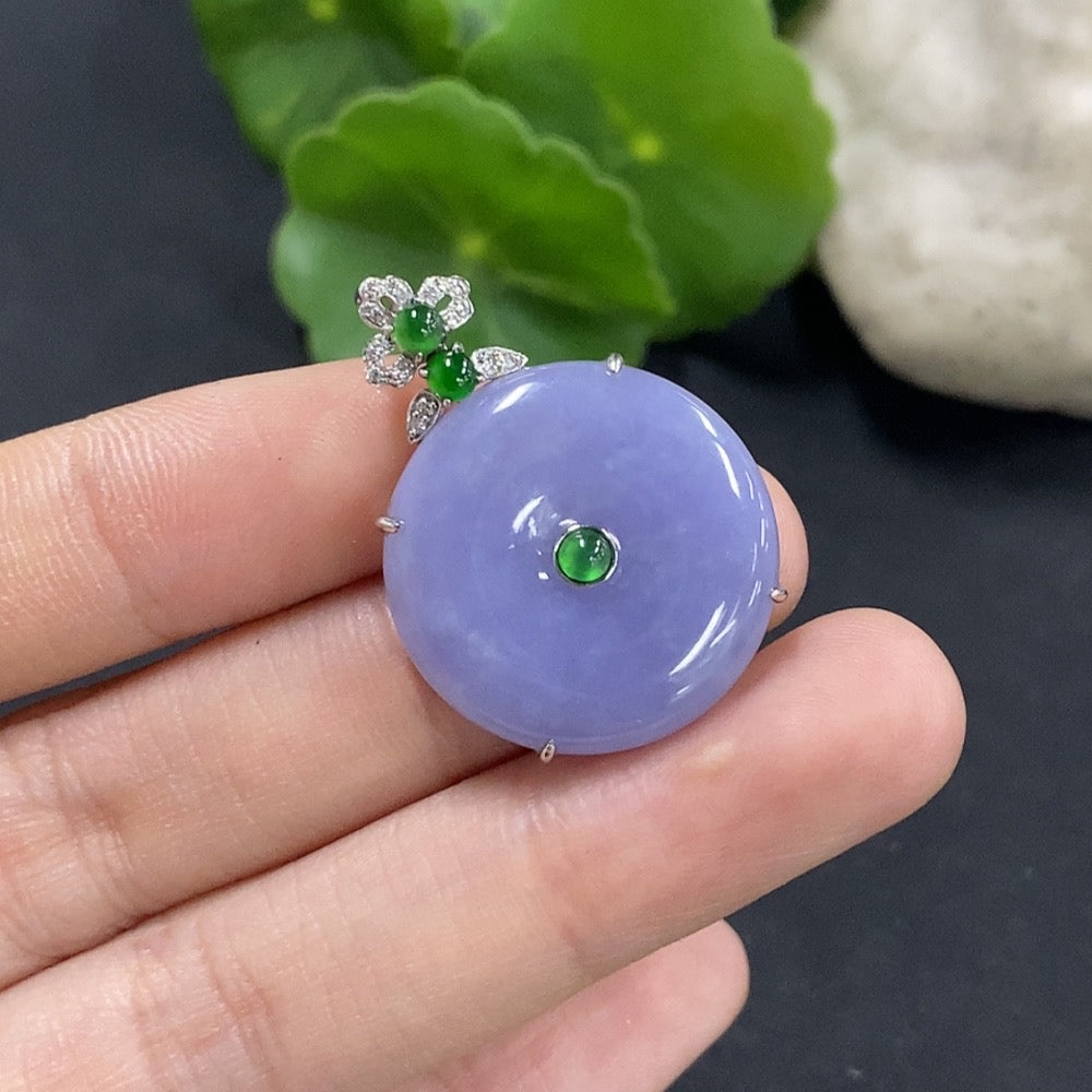 Jadeite Peace Knot Pendant in 18K Gold with Diamond Accents, Total Weight Approx. 5.4g