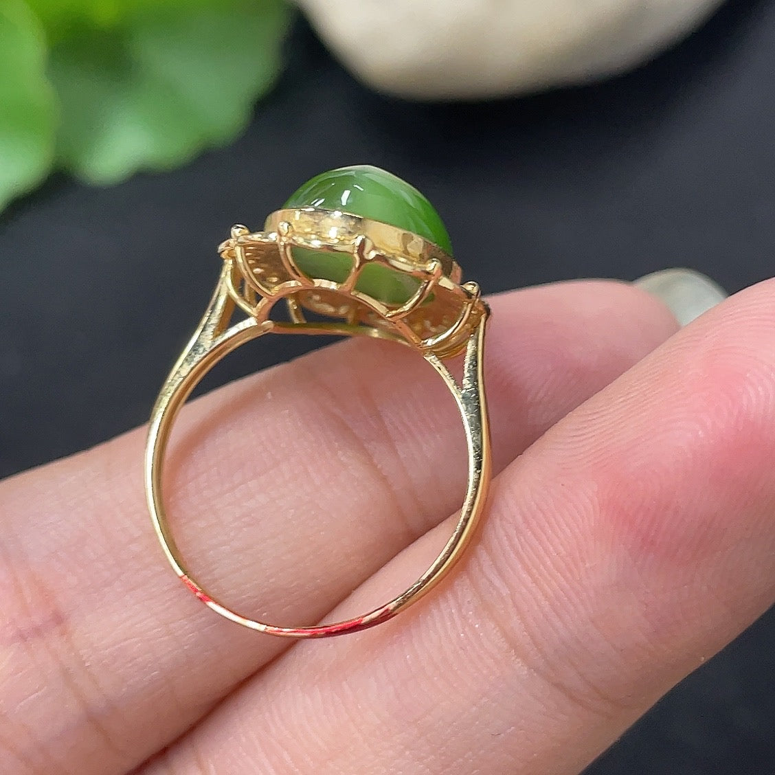 Hetian Jade Jasper inlaid ring with 68% gold, HKHQ brand, size 13, featuring red markings and weighing 3.5g.