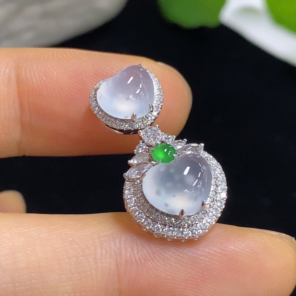 Jadeite heart-shaped pendant with 18K gold and diamond accents, weight 2.87g, from HKHQ, showcasing the detailed jewelry design.