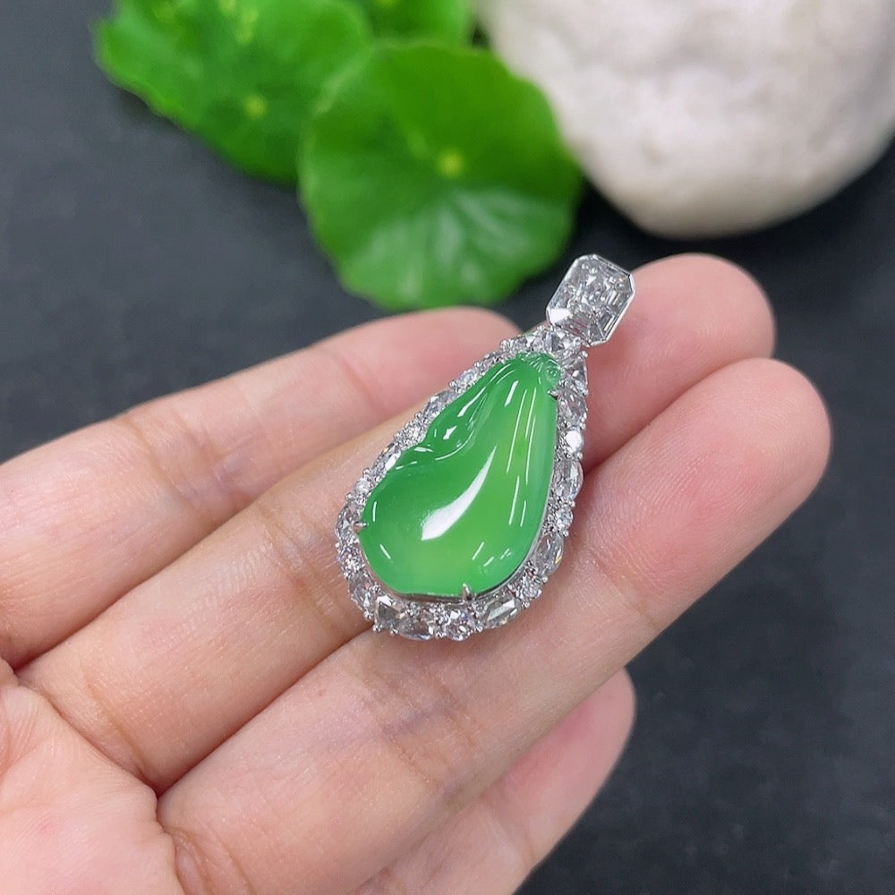Jadeite inlaid blessing melon pendant 18k with diamond, total weight approximately 7g