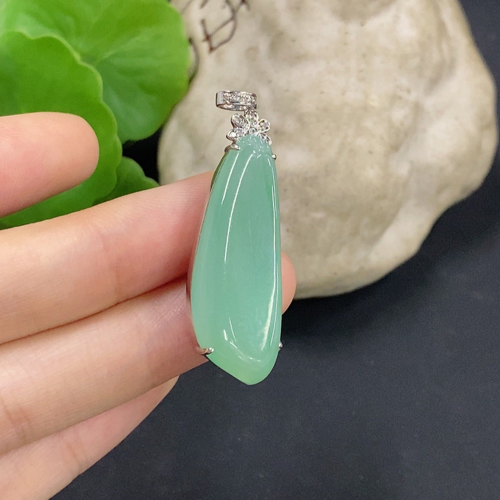 Jadeite Blessing Melon Pendant with 18K Gold and Diamond Accents, Total Weight Approx. 6.1g