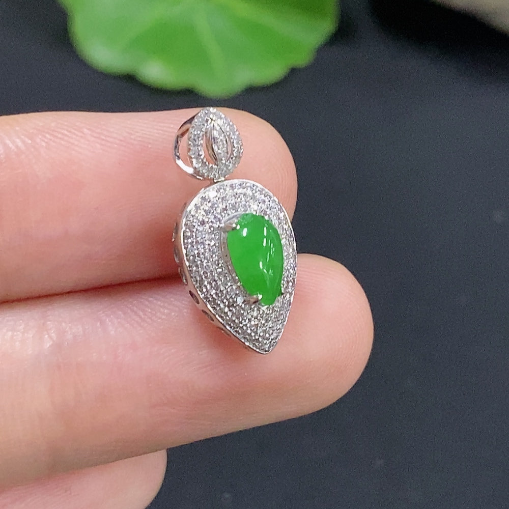 Jadeite inlaid pendant with 18k gold and diamond accents, featuring a delicate design, weight approximately 1g.