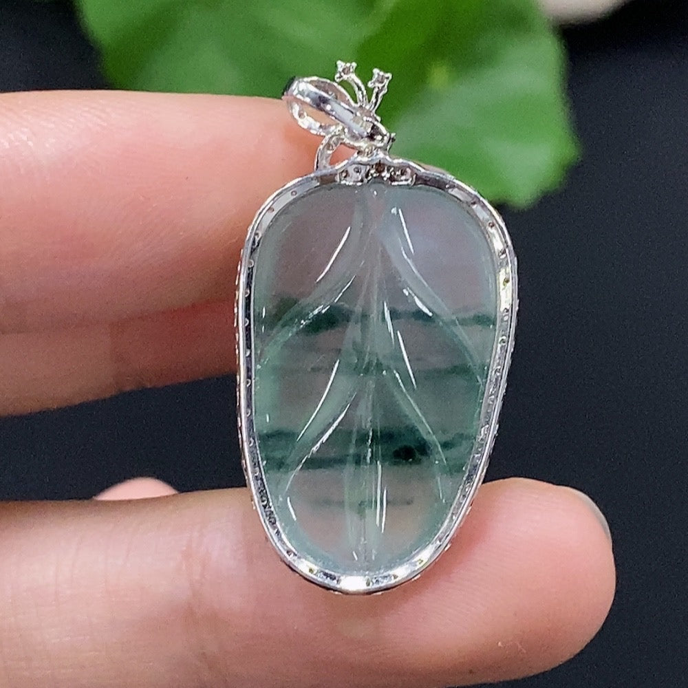 Jadeite leaf inlaid pendant 18K gold, total weight approx. 3.94g