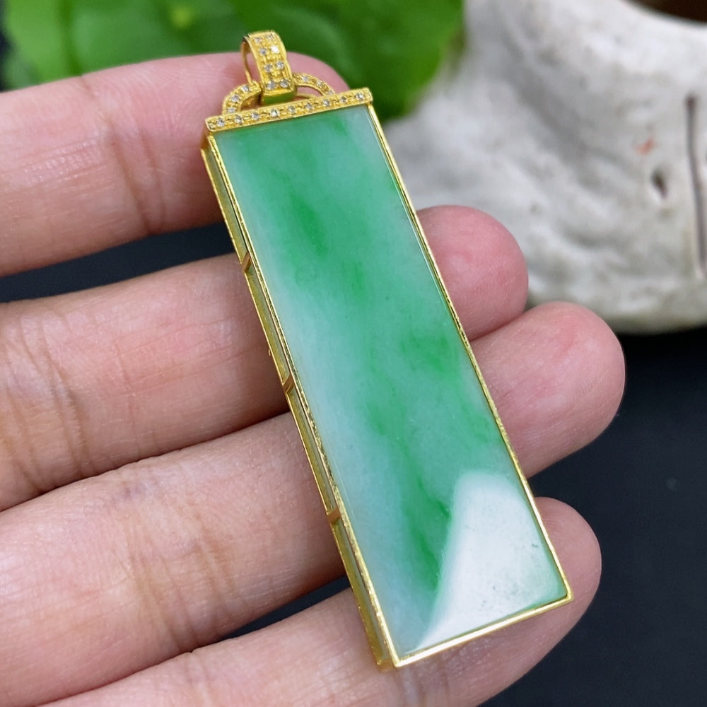 Jadeite plain pendant necklace with 18K gold setting and diamond accent, weighing approximately 10g, by HKHQ.