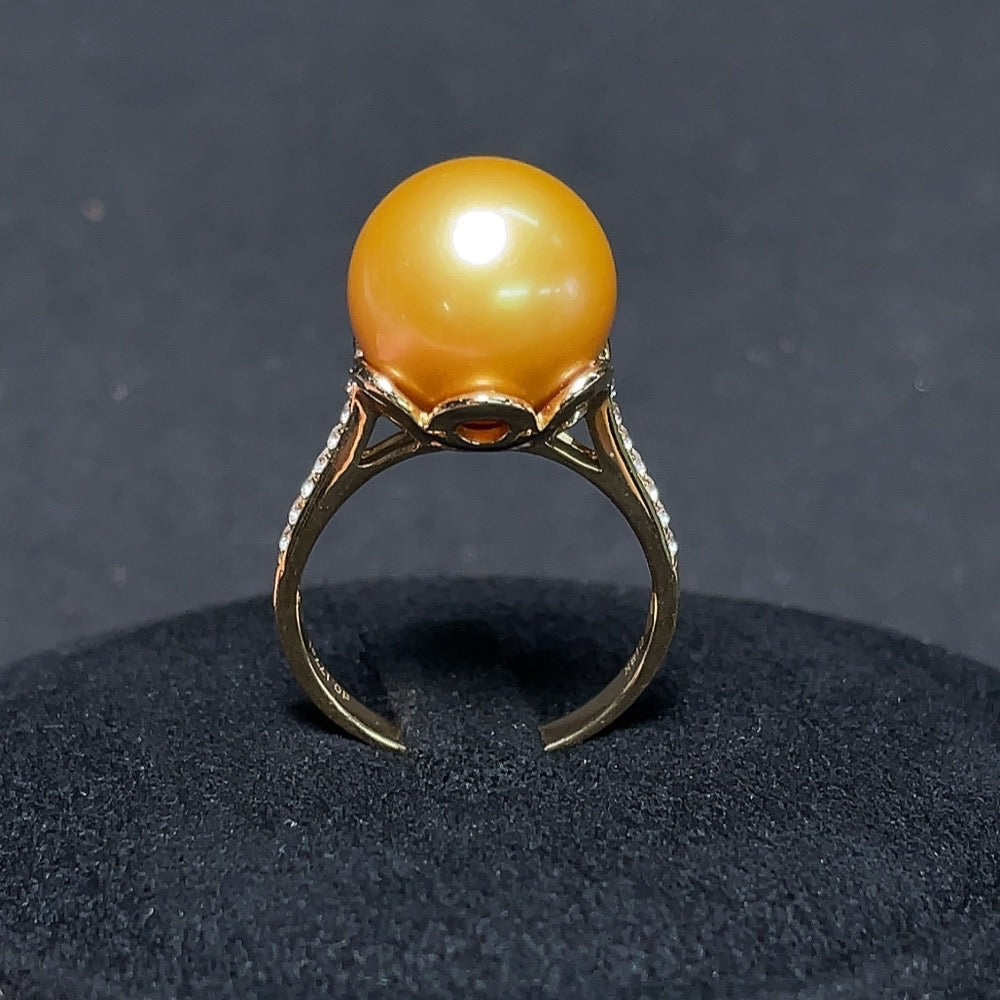 Saltwater pearl and diamond ring in 18K gold featuring elegant design and sparkling accents, crafted by HKHQ.
