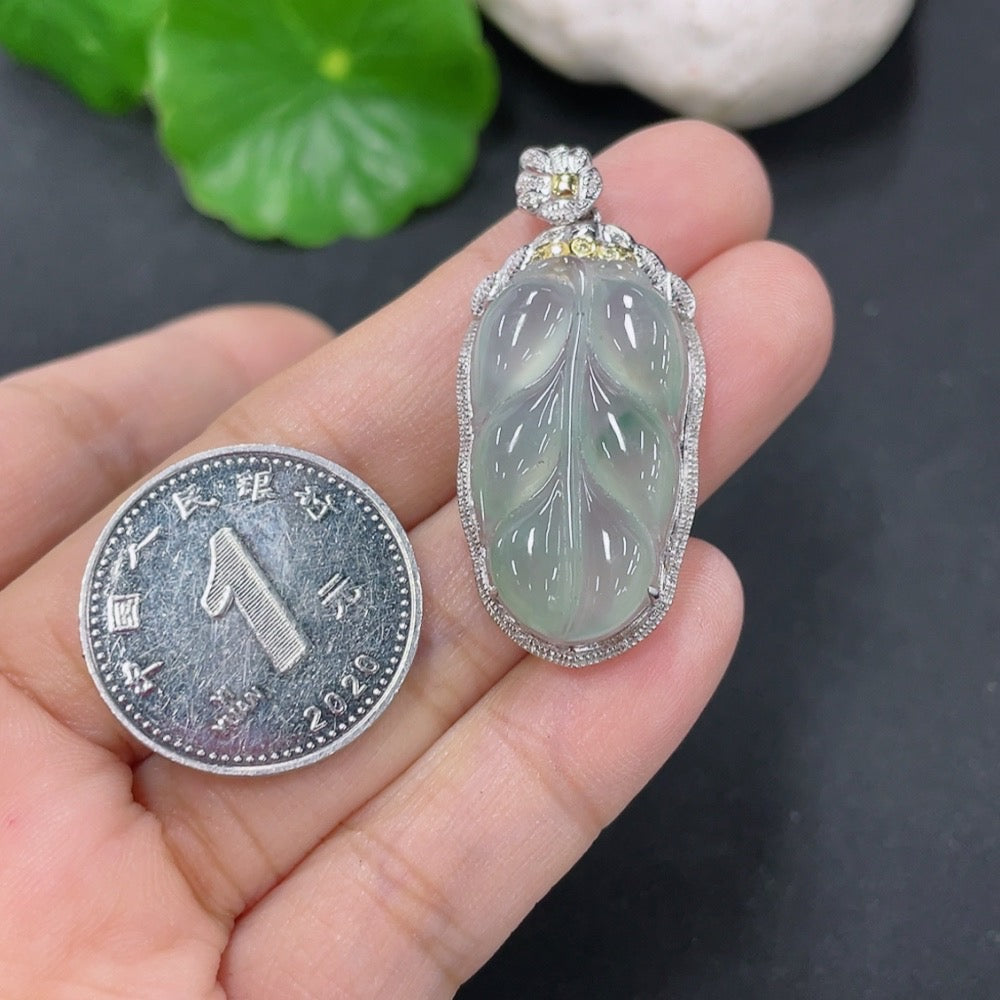 Jadeite leaf pendant with 18K gold setting, non-diamond (excessive glue affecting quality), total weight approx. 4.18g