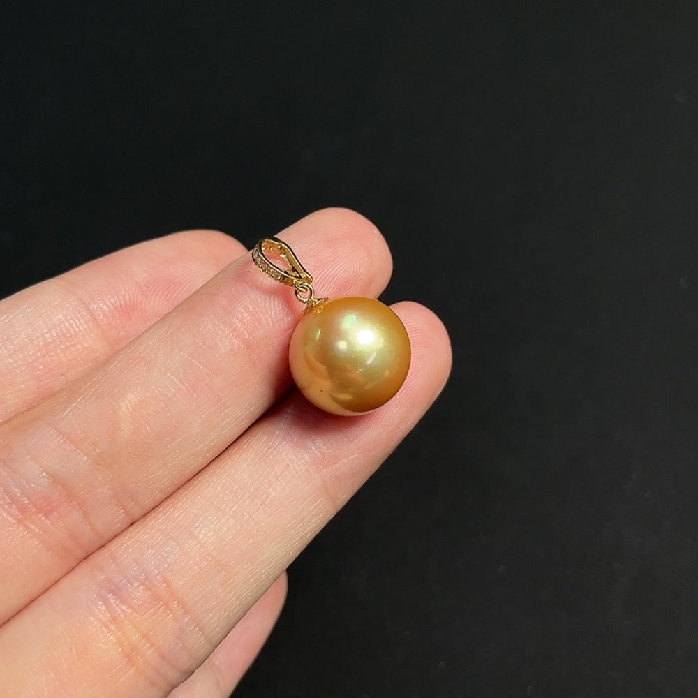 Seawater Pearl Pendant with 18K Gold, Approximately 13mm, Total Weight About 3.30g, Accented with Diamonds