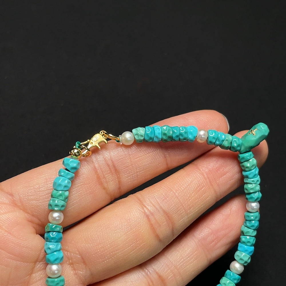 Turquoise bracelet with pearls, gold accents, undetermined mineral components, and impact stones, weighing 9g, size 4.2-13.3mm.