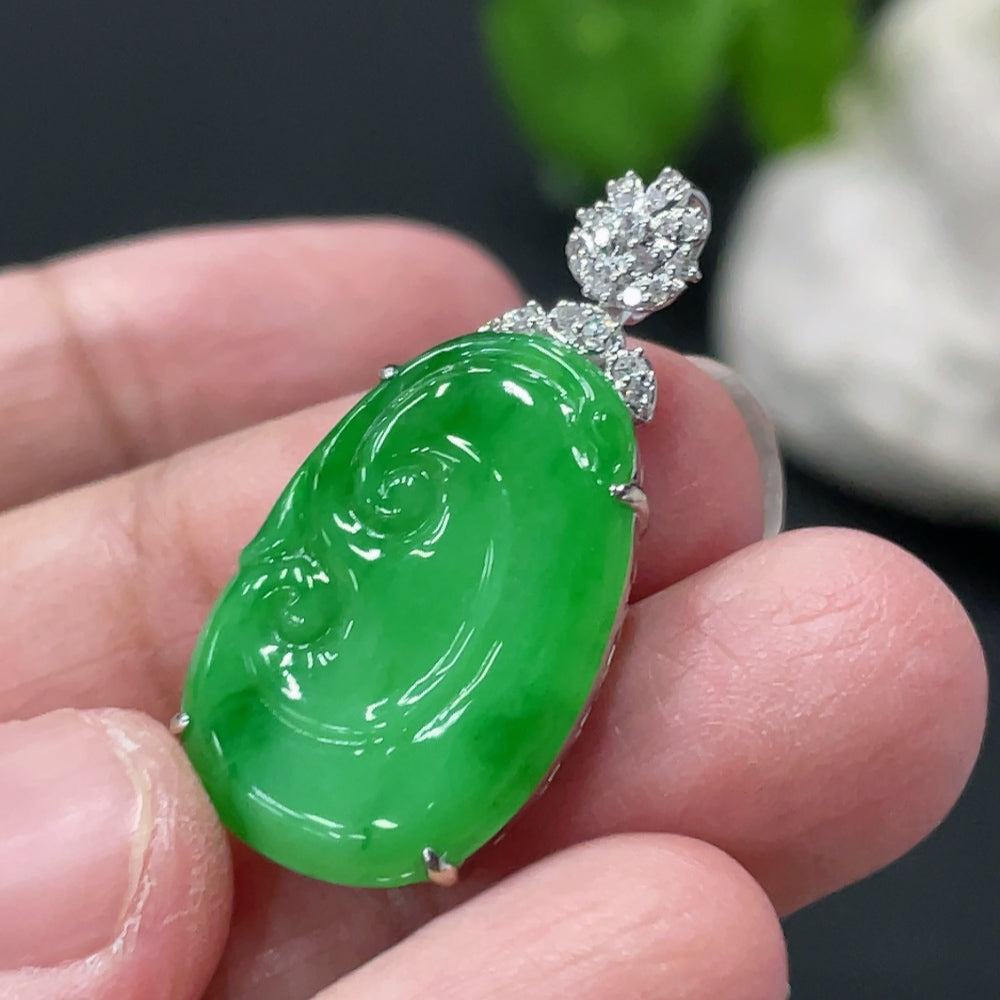 Jadeite Ruyi Inlaid Pendant 18k Gold Set with Diamonds Total Weight Approx. 3.44g