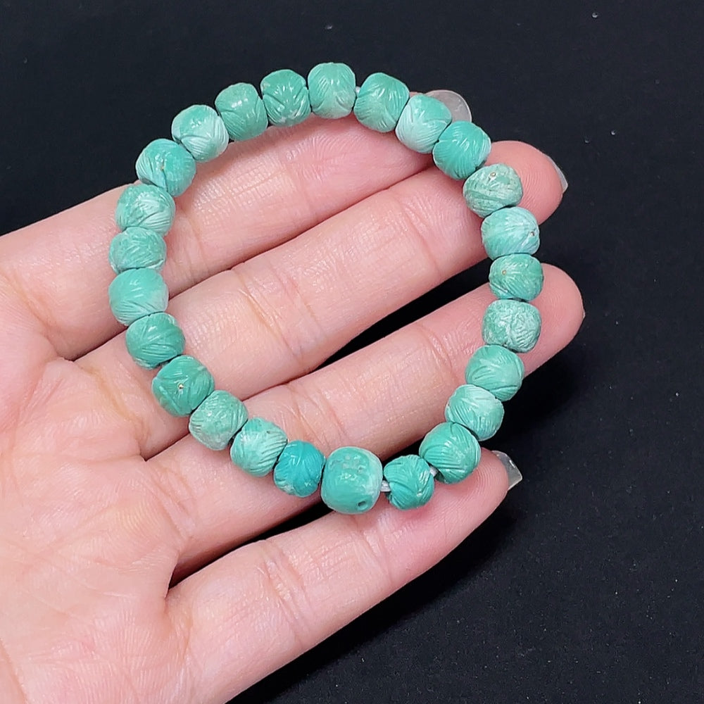 HKHQ turquoise gemstone bracelet with small metal accents, approximately 7.4mm, weighs 11.29g, undetermined color origin.