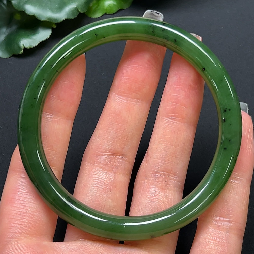 HKHQ Hetian Jade round bangle with a 56.7mm diameter, weighing approximately 29.59g, showcasing smooth, polished jade surface.