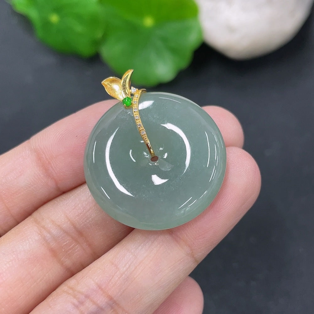 Jadeite Pendant Peace Knot with 18k Gold and Diamond Accents (Minimum Only)