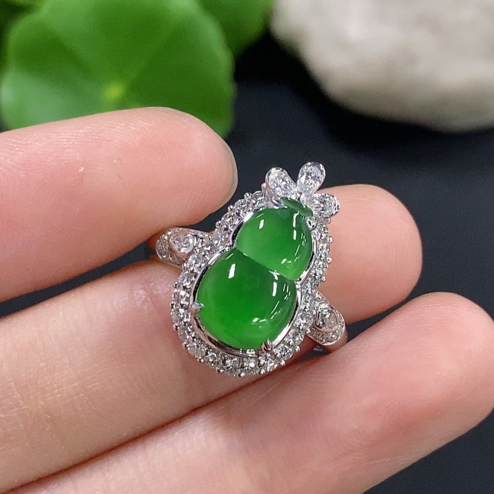 Jadeite inlaid ring 18K gold (with diamond accents)