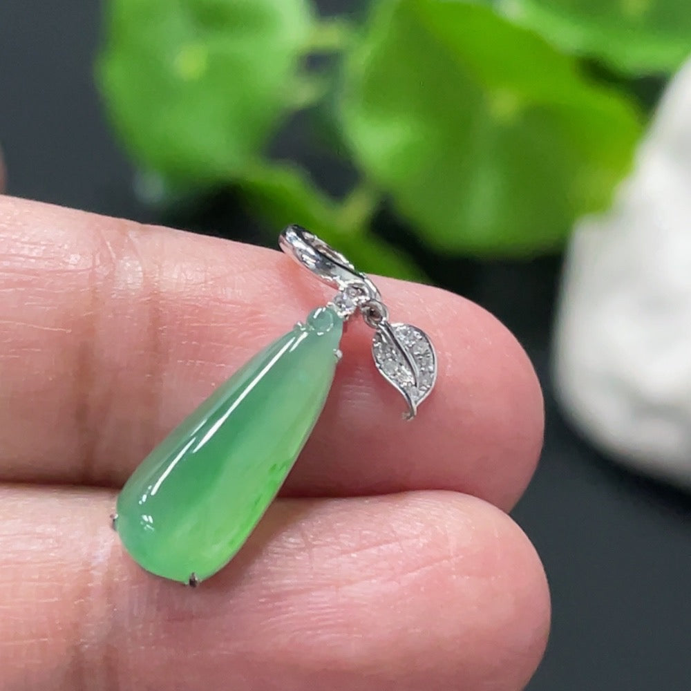 Jadeite Auspicious Gourd Pendant, 18K Gold Setting, Total Weight Approx. 1.25g