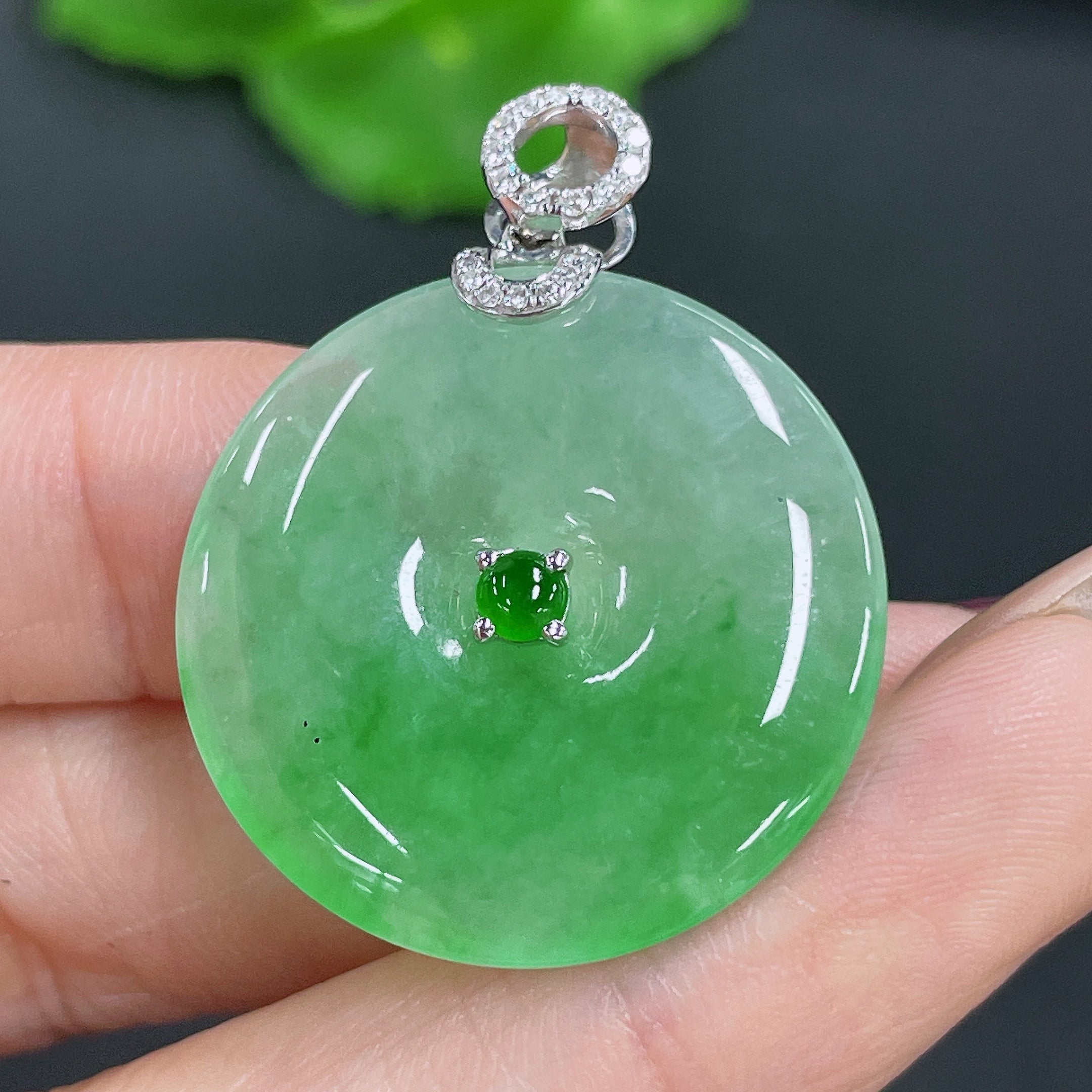 Jadeite Pendant Peace Knot 18K Gold Inlaid with Diamonds Total Weight Approx. 8.13g