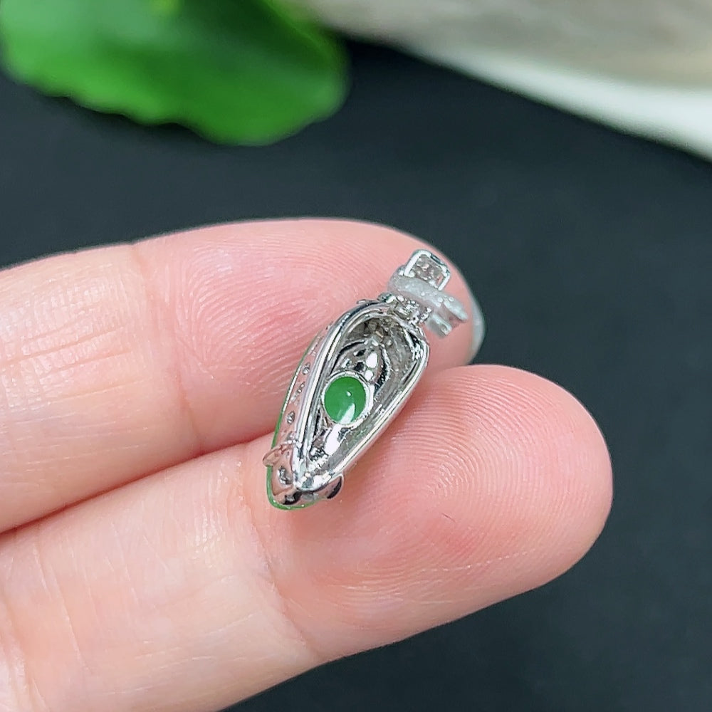 Jadeite Pendant with 18K Gold Setting (with Diamond Accents)