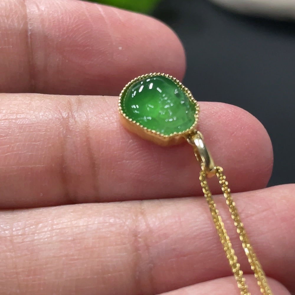 Jadeite Gourd Inlaid Pendant with 18K Gold Inlaid Main Body and Chain, Total Weight Approximately 2.4g