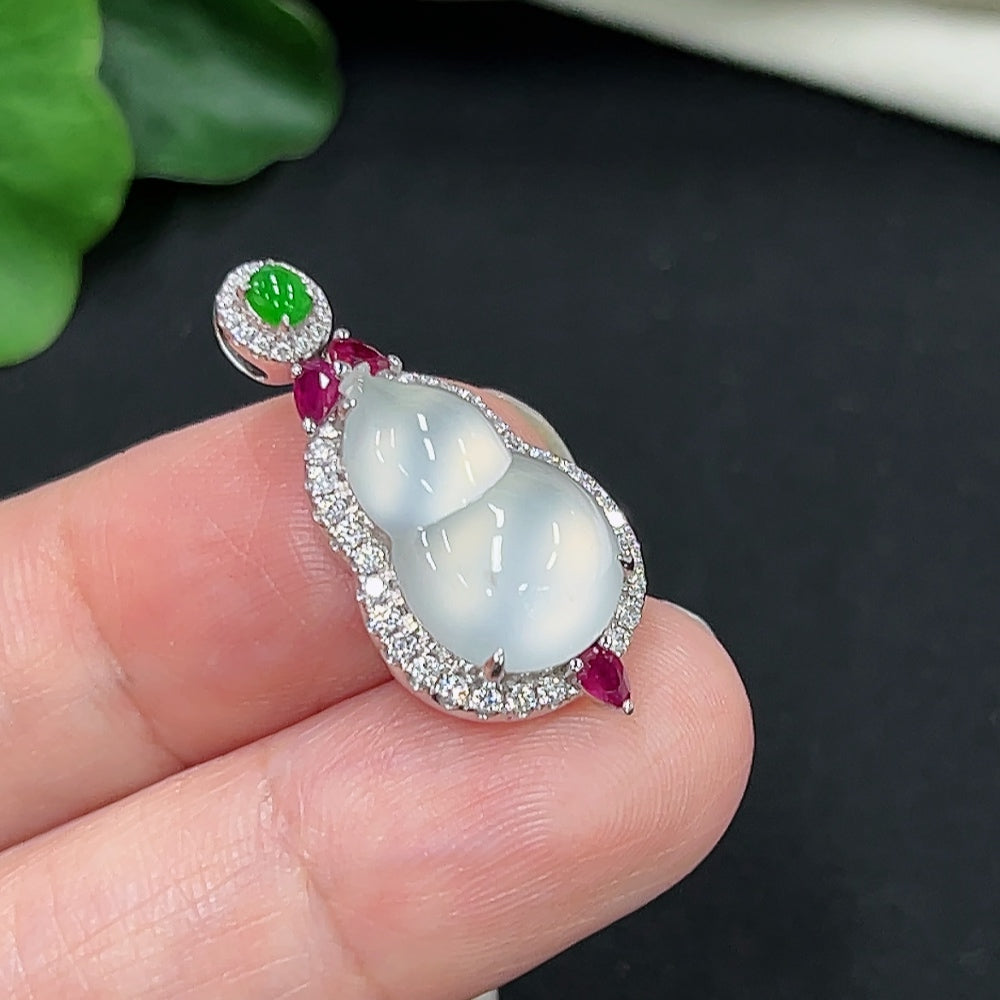 Jadeite Gourd Pendant 18K Gold (Set with Colorless Diamonds)