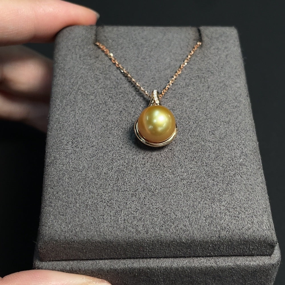 Seawater Pearl Inlaid Pendant Suspected Gold-Plated Marked in Red Rest 18K Gold Approx. 9.5mm Total Weight About 4.02g Color Origin Undetermined Non-Diamond