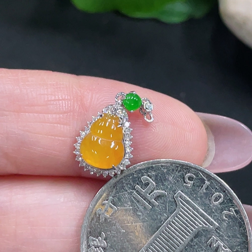 Jadeite Gourd Inlaid Pendant Unmarked, 18K Gold Content, Total Weight Approx. 0.7g (With Diamond Accents)