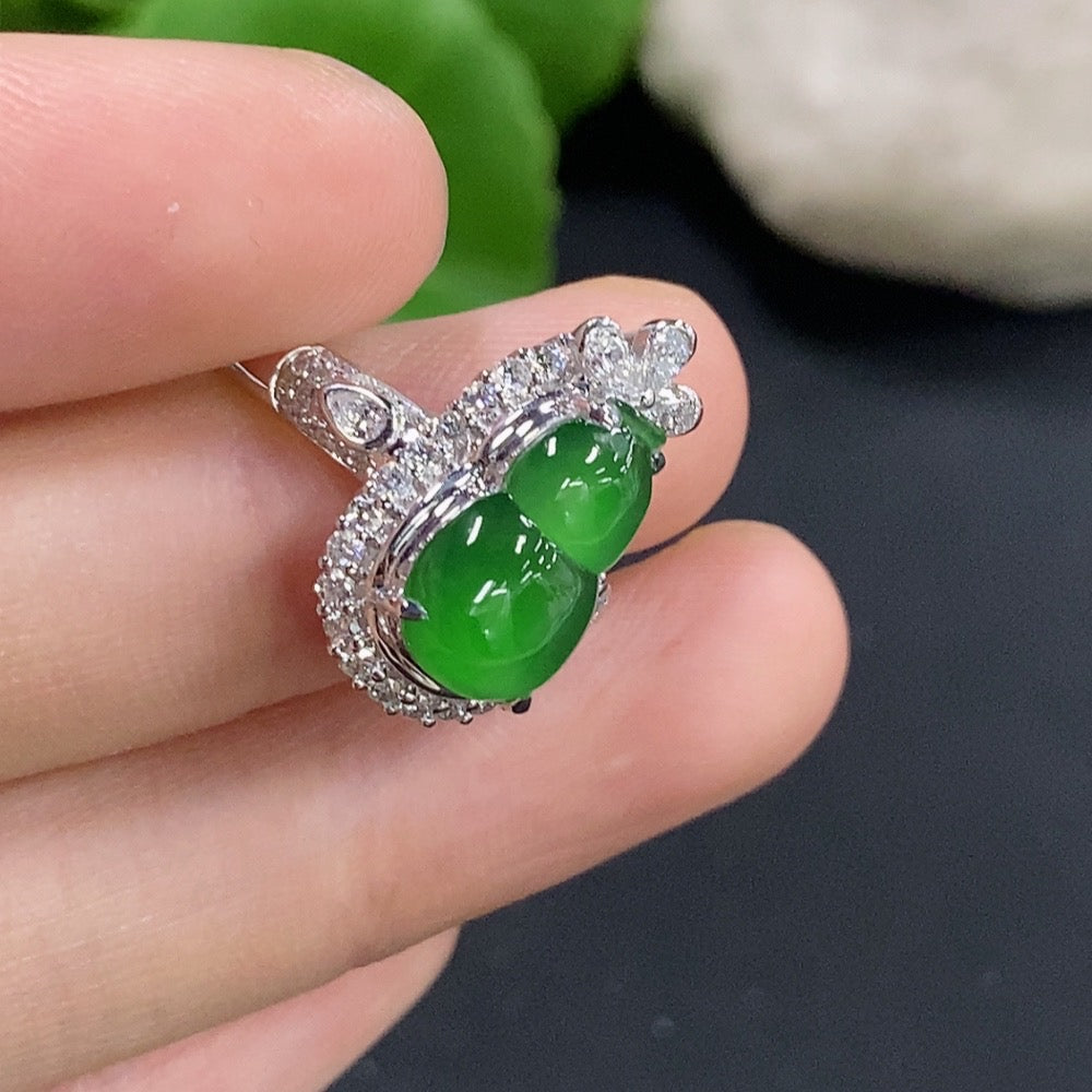 Jadeite inlaid ring 18K gold (with diamond accents)