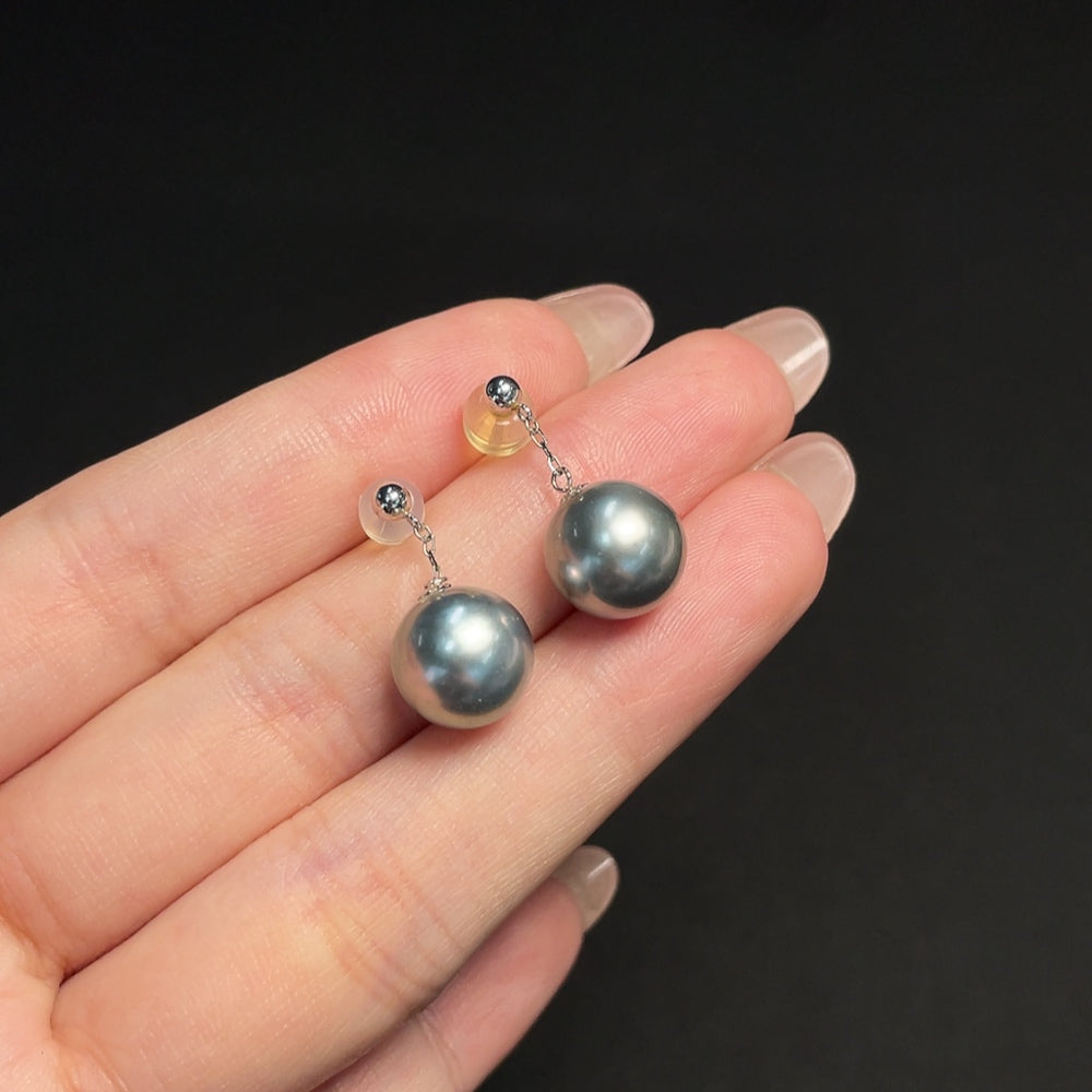 HKHQ seawater pearl earrings with 18K gold setting, 10.4mm pearls, natural color, totaling 3.68g.