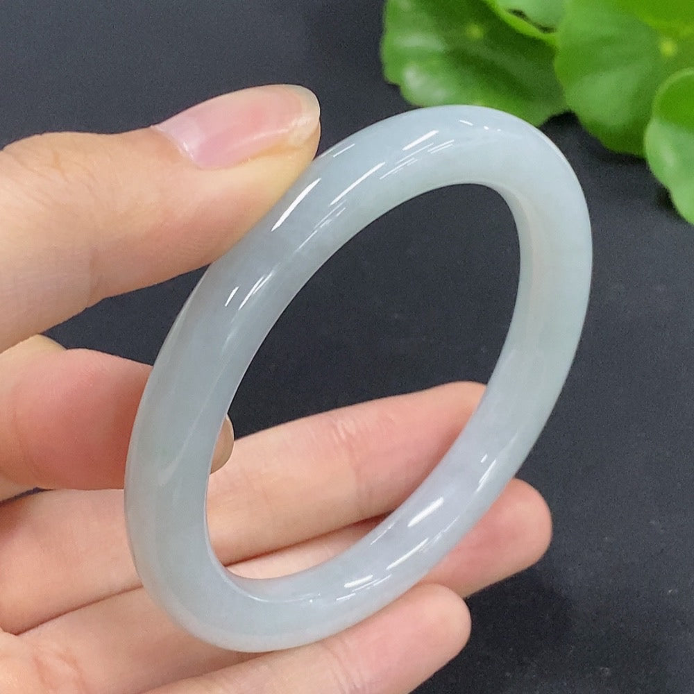 Round jadeite bangle with a smooth surface, size 52, weighing approximately 35.12 grams, crafted by HKHQ.