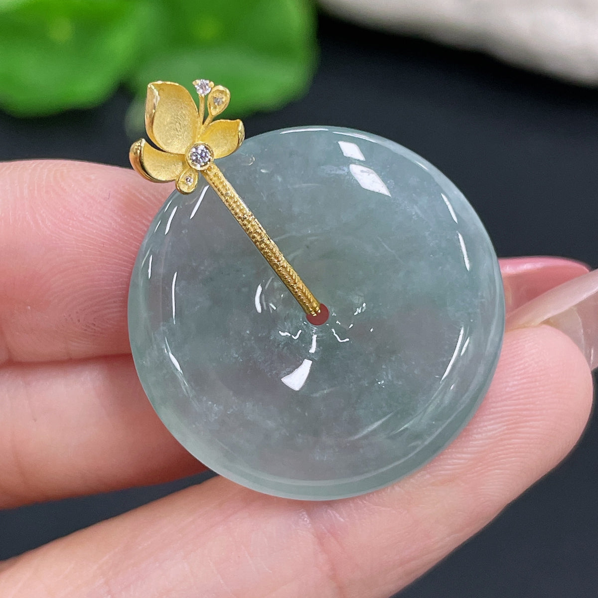 Jadeite pendant with peace buckle and 18K buckle head, showcasing a smooth green jade jadeite piece on a jewelry chain.