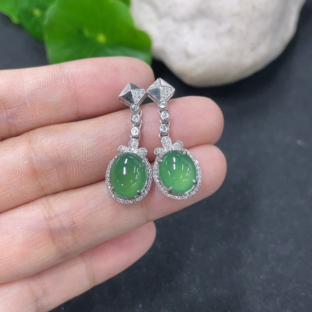 HKHQ jadeite inlaid earrings with 18K gold and diamond accents, showcasing elegant jewelry design and craftsmanship.