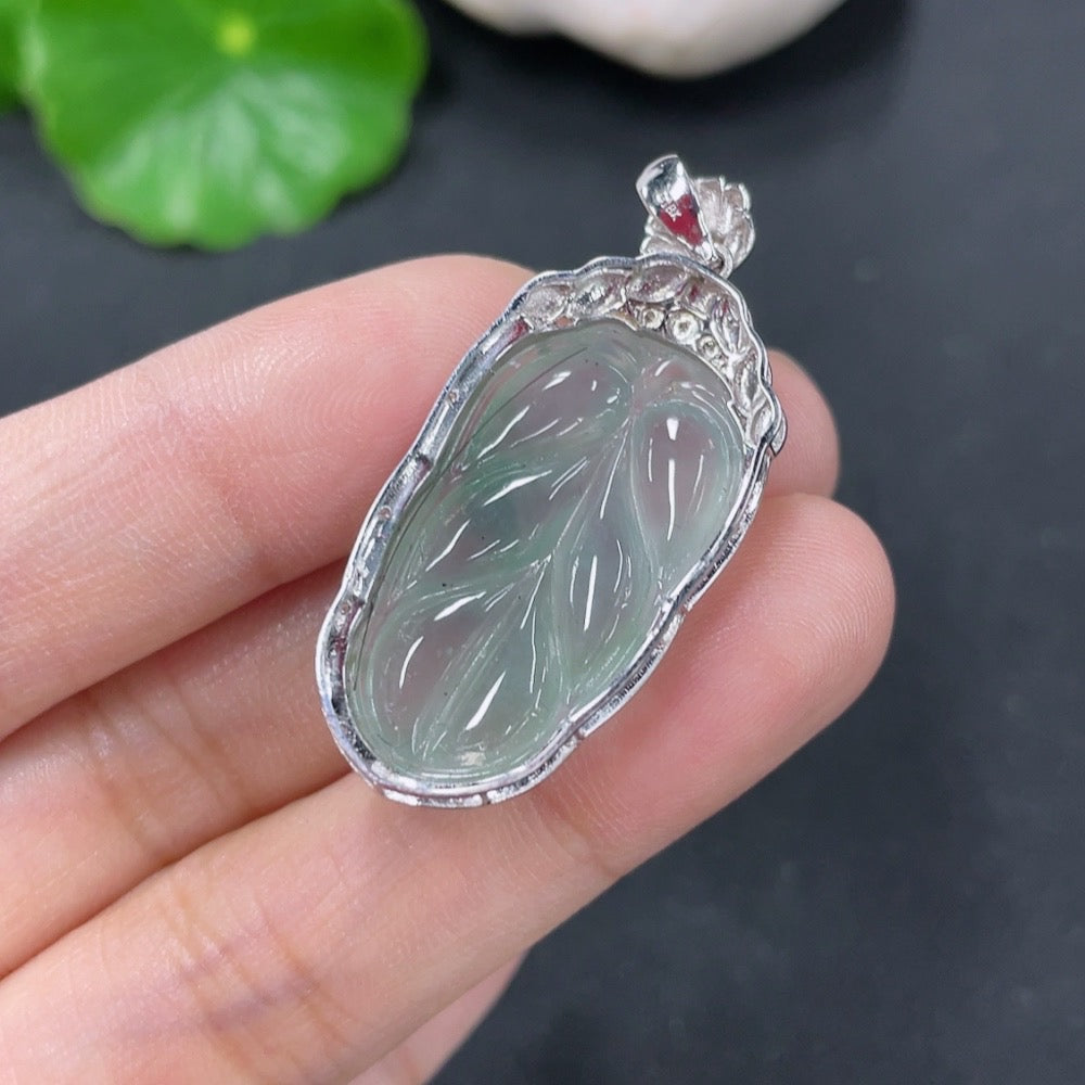 Jadeite leaf pendant with 18K gold setting, non-diamond (excessive glue affecting quality), total weight approx. 4.18g